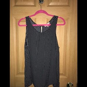 Cold shoulder polka dot top! 🤍🖤